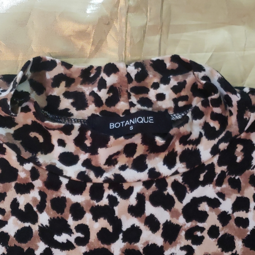 ~ Botanique Women's Shortsleeve Top Size Sma…